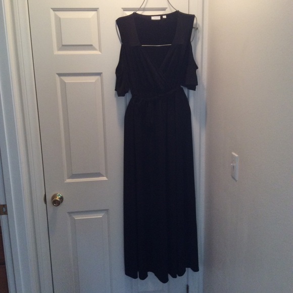 New York & Company Dresses & Skirts - 🌹Super Maxi w/Slit Cold Shoulder Self-Tie Belt🌹